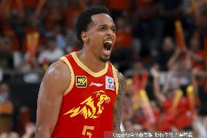 mk体育-延续火热状态！巴里-布朗首节3中3高效拿下10分3板2助