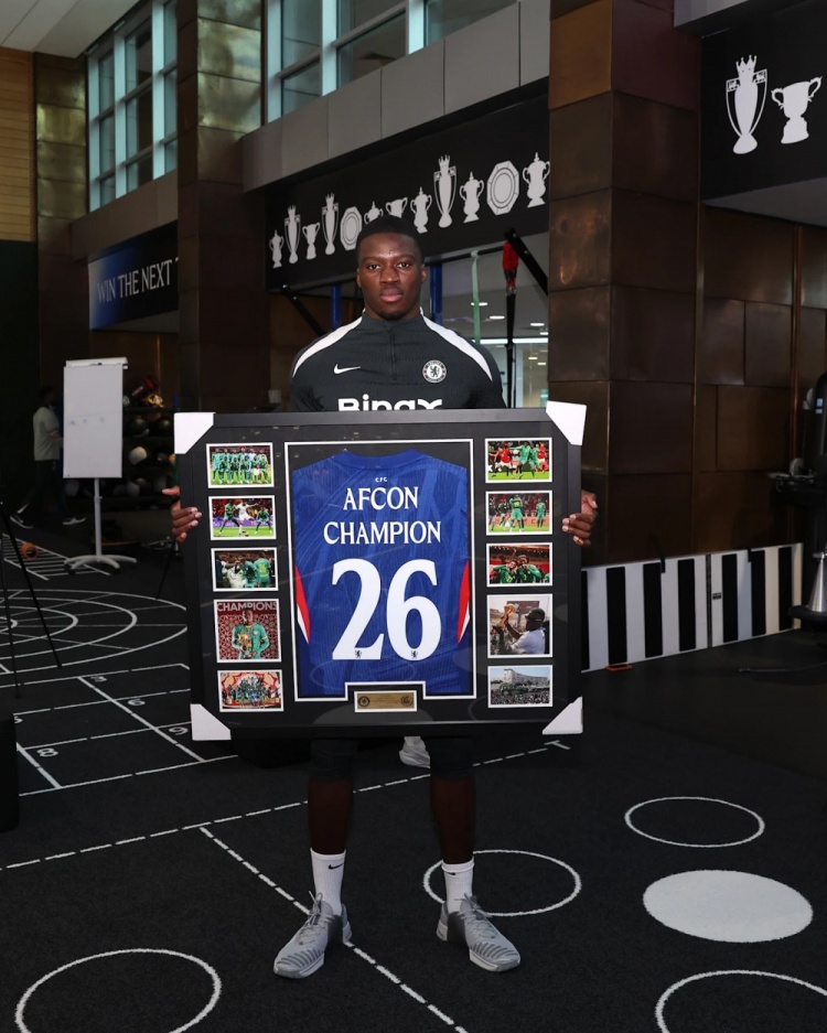 马马杜·萨尔回归切尔西，队友赠送球衣祝贺他夺得非洲杯冠军